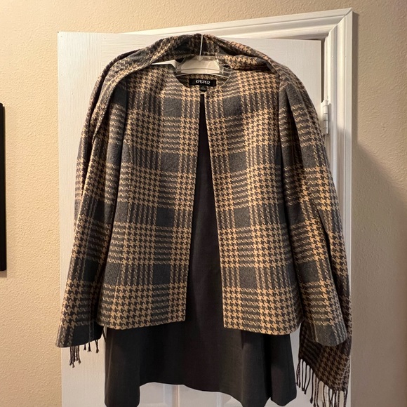 Kasper 2pc skirt suit with matching scarf - Picture 6 of 6